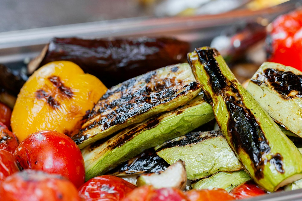 Grilled summer salad with peppers, courgettes and tomatoes