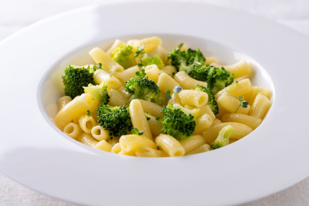 Macaroni cheese with broccoli
