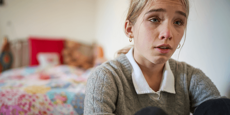 teen-girl-crying-in-bedroom-banner