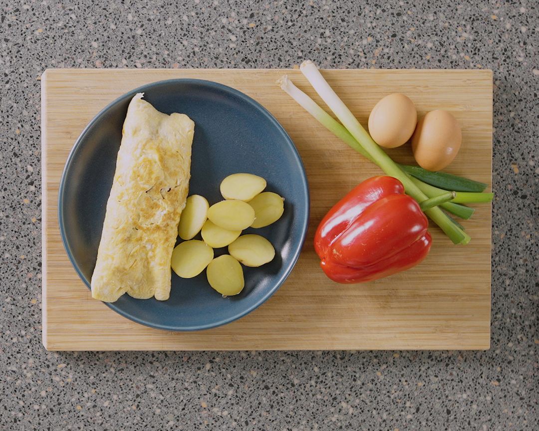 Ham and pepper omelette with new potatoes