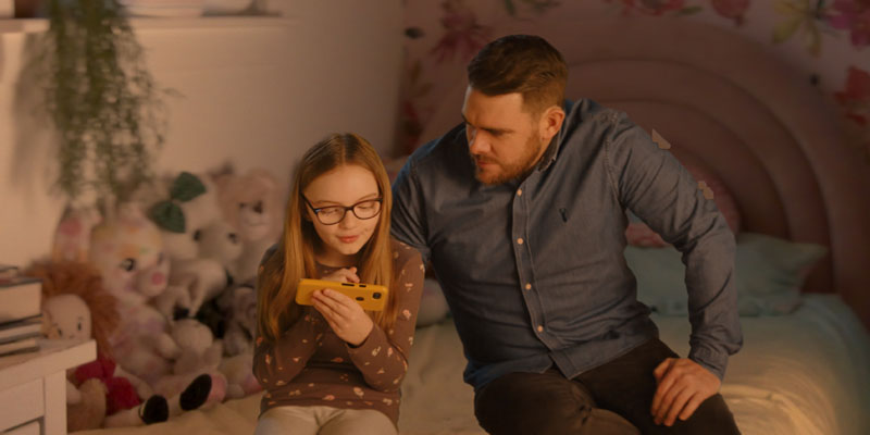 father-daughter-looking-at-phone-together