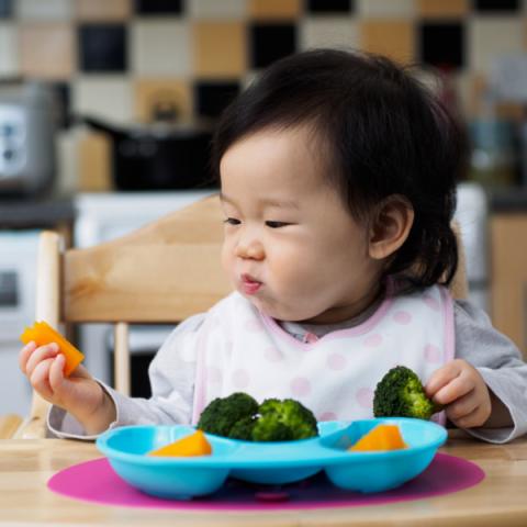 toddler eating a carrot