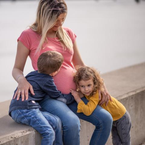 Image of toddlers with pregnant mum